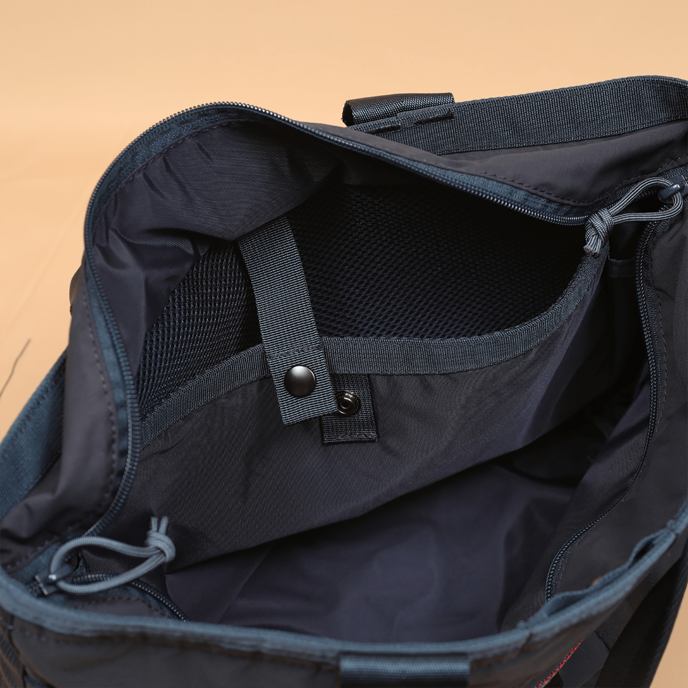 BRIEFING DISCRETE TOTE SM MW NAVY FREE