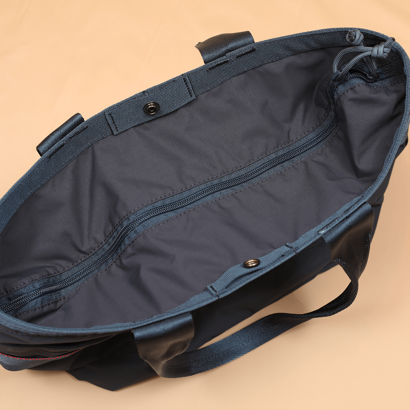 BRIEFING DISCRETE TOTE SM MW NAVY FREE