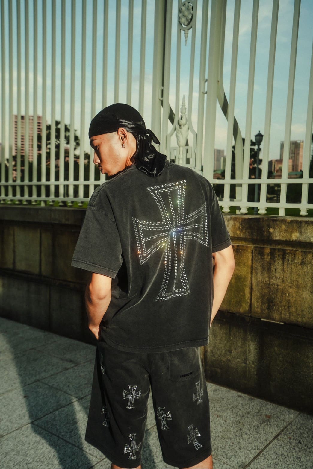 【先行予約 7月上旬発売予定】Unknown 25ss "Outline Cross Rhinestone Tee" Black Black M
