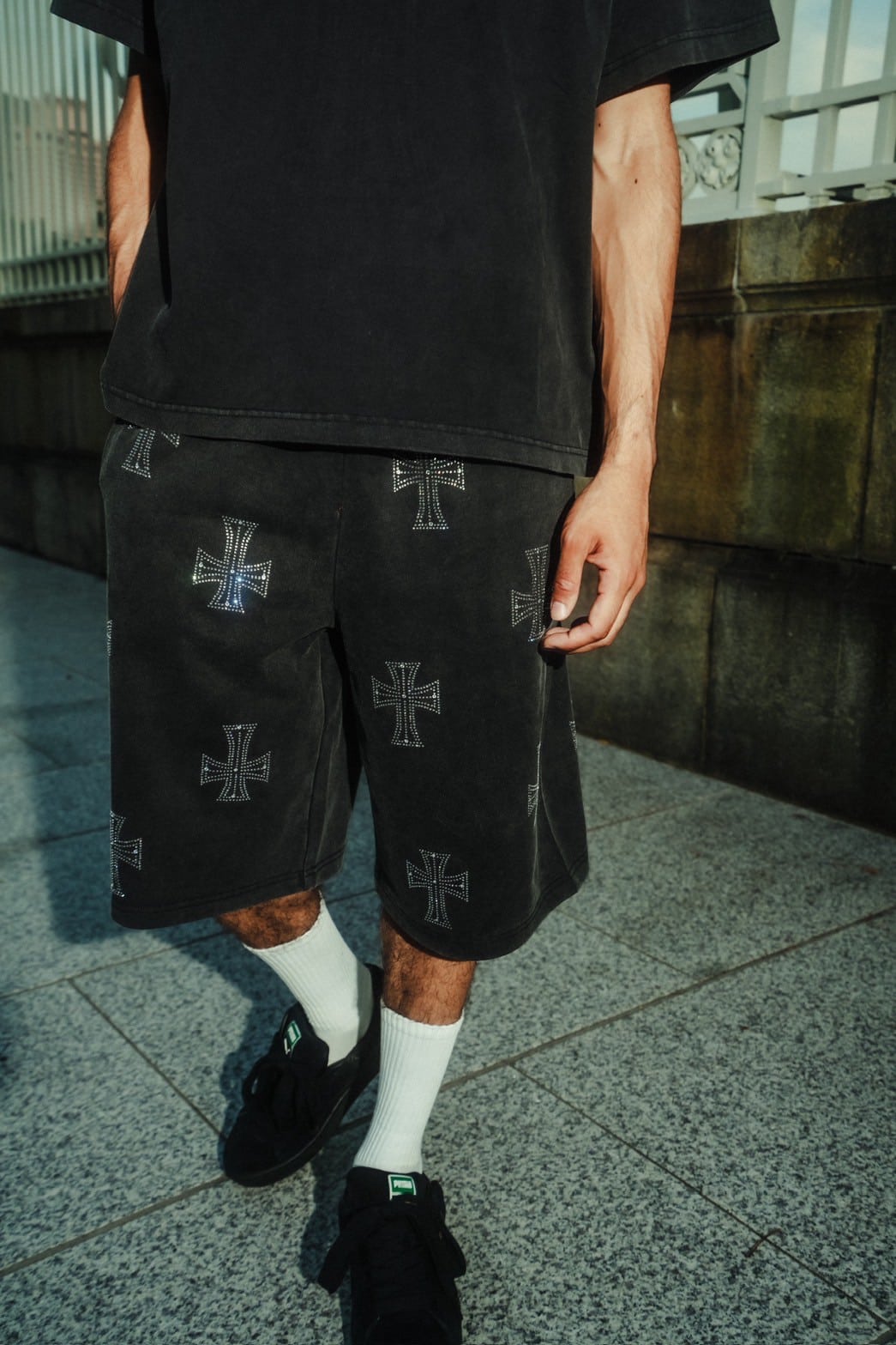 【先行予約 7月上旬発売予定】Unknown 25ss "Outline Cross Rhinestone Baggy Sweat Shorts" Black Black S