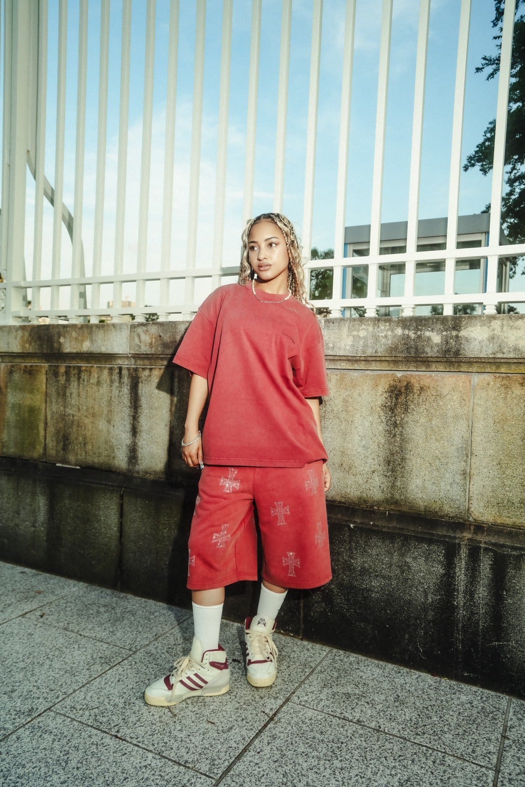 【先行予約 7月上旬発売予定】Unknown 25ss "Outline Cross Rhinestone Baggy Sweat Shorts" Red Red S