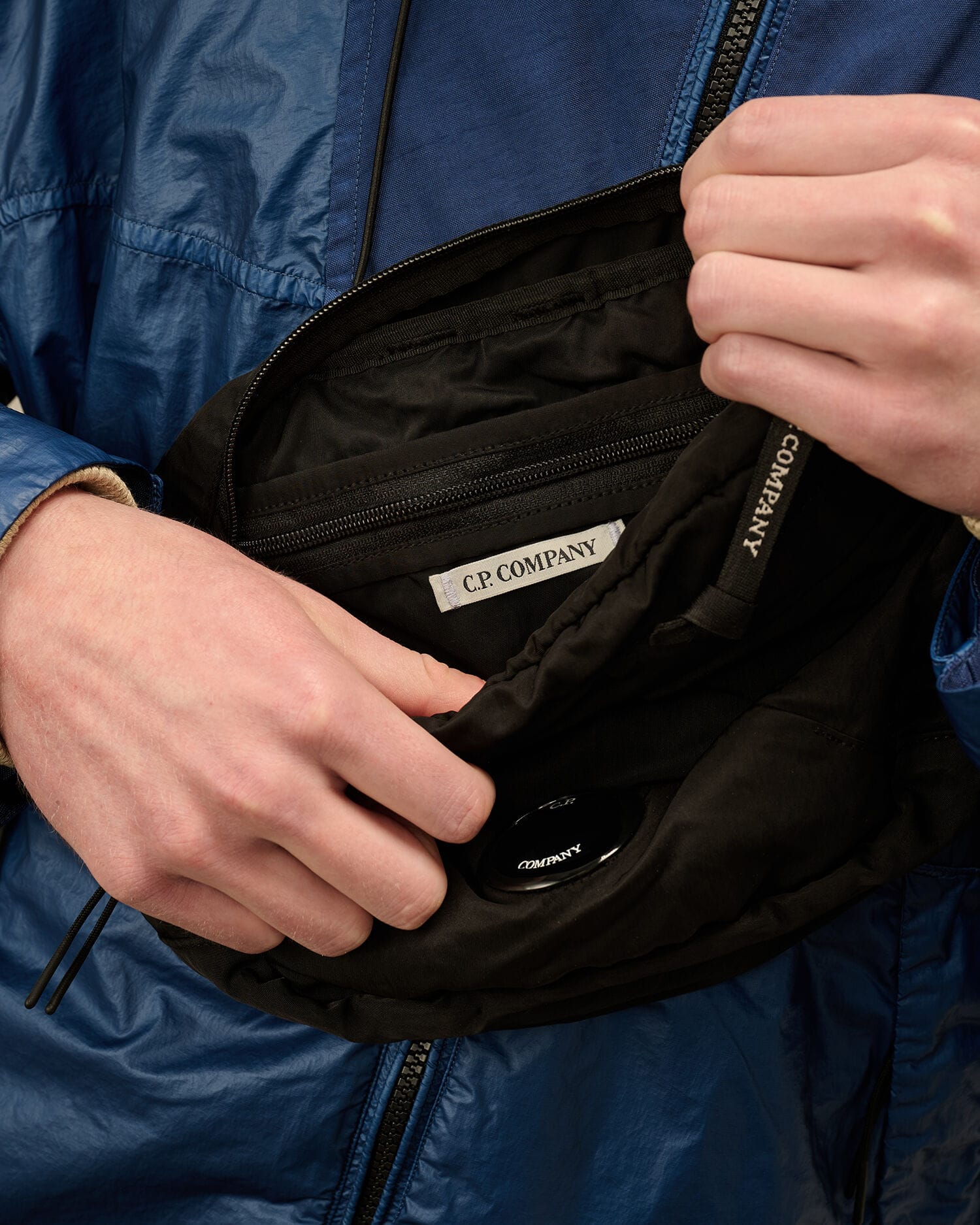 C.P. COMPANY/シーピーカンパニー/NYLON B CROSSBODY PACK BLACK FREE