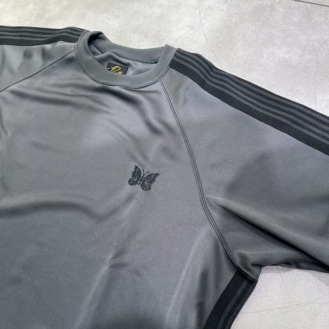 Needles/ニードルズ BEAVER×Needles 別注Track S/S Crew/トラッククルー BLACK × CHARCOAL S