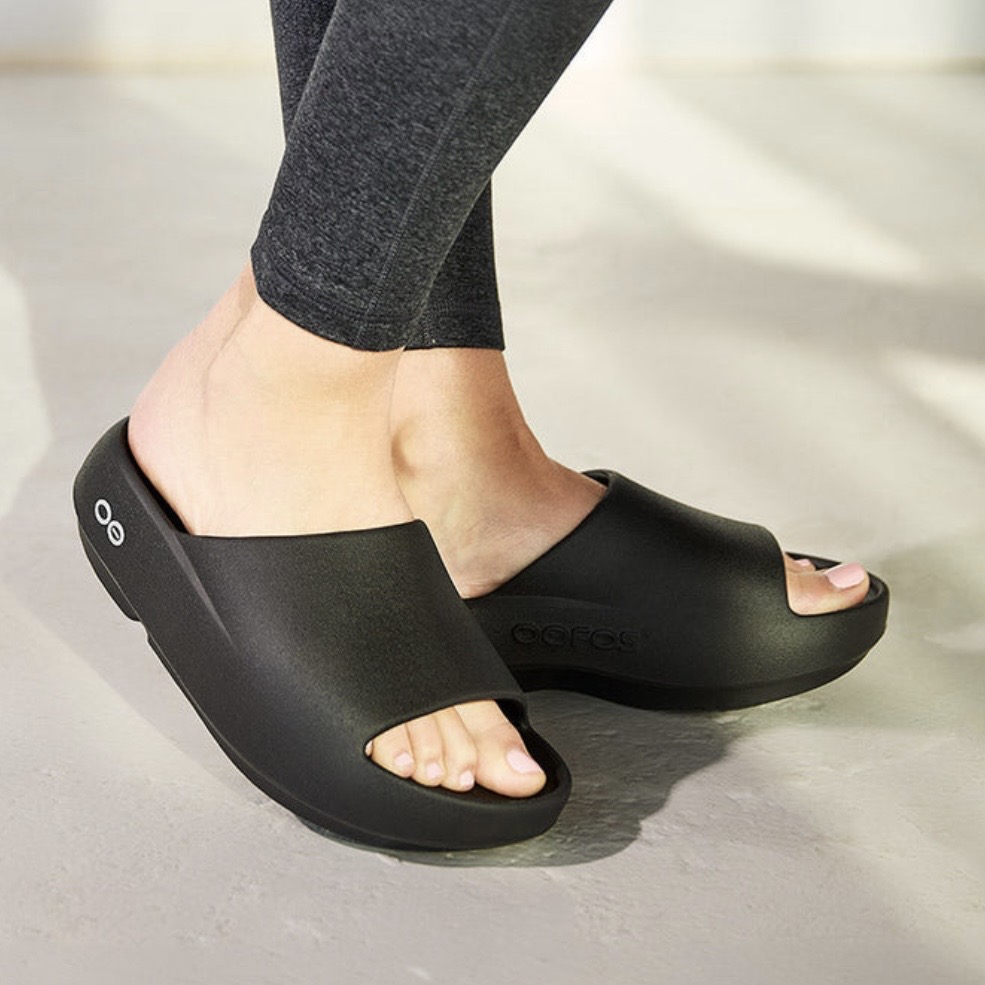 OOFOS/ウーフォス　OOAHH PLUS ウーアープラス　リカバリーサンダル BLACK 23cm