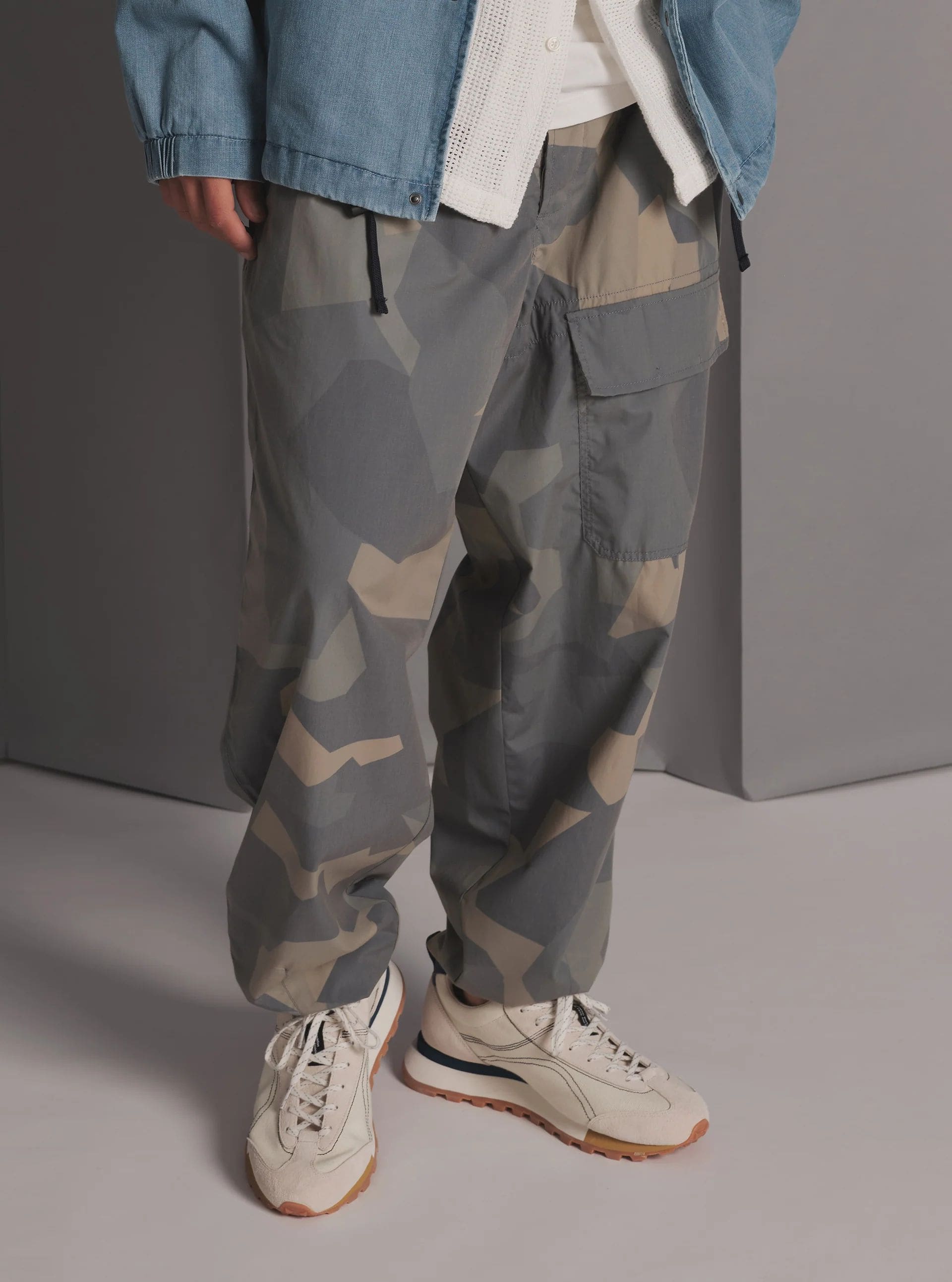 【master-piece x Universal Works】 Loose Pilot Trouser in Blue Camo Printed Recycled Polytech CAMOBLUE CAMO 32