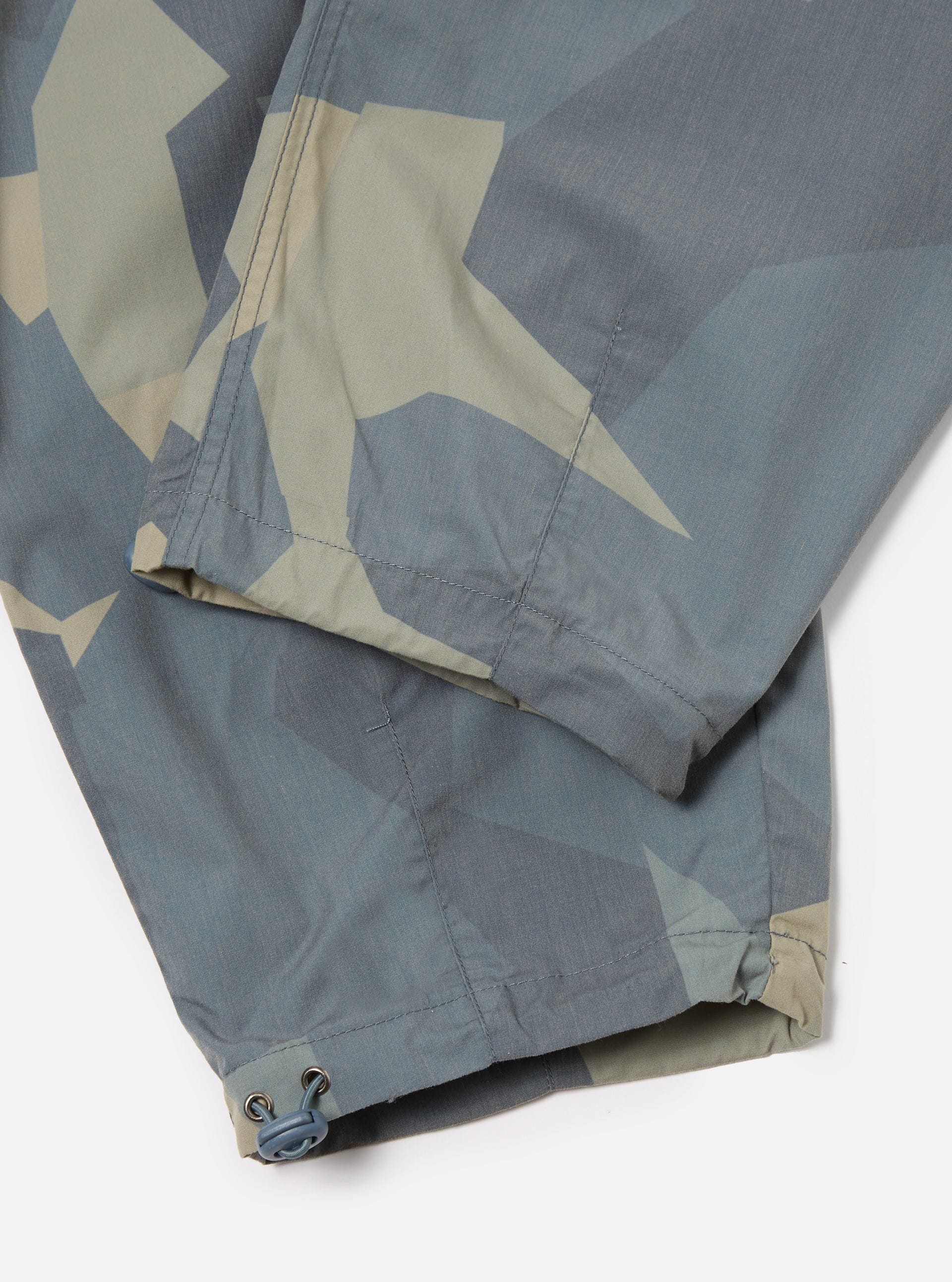 【master-piece x Universal Works】 Loose Pilot Trouser in Blue Camo Printed Recycled Polytech CAMOBLUE CAMO 32