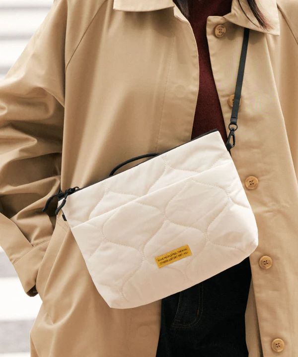 KIU パデッドサコッシュポーチ　K385　クロ