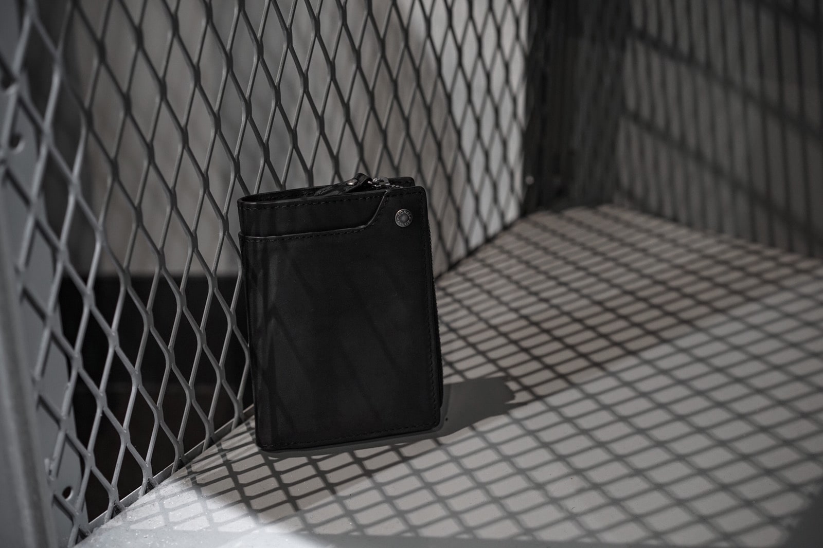 ZONALE VINTAGE 縦型二つ折り 黒色　31142