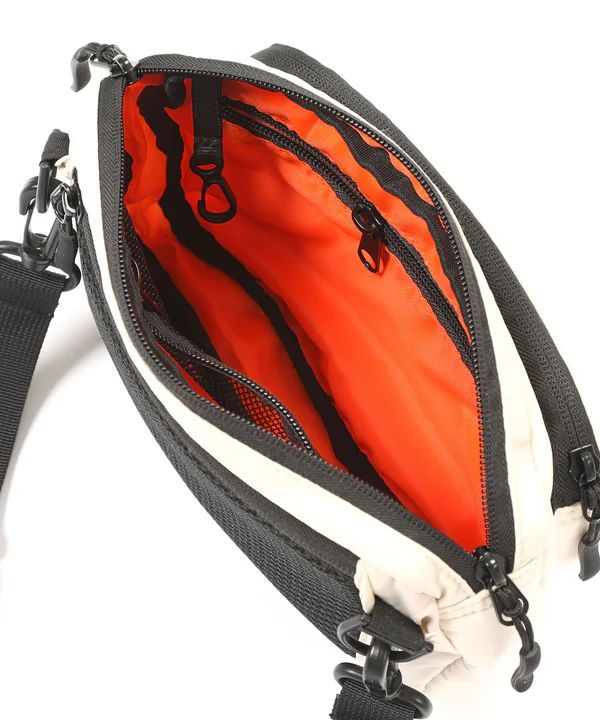 KIU パデットフロントポケットミニショルダーバッグ K389 クロ