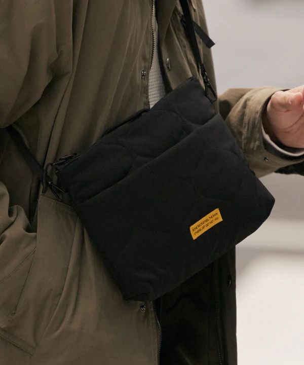 KIU パデッドサコッシュポーチ　K385　クロ