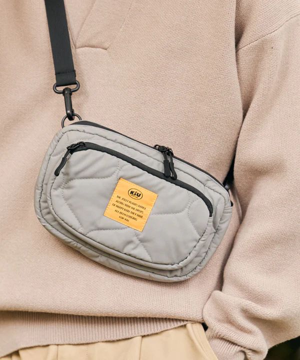 KIU パデットフロントポケットミニショルダーバッグ K389 クロ
