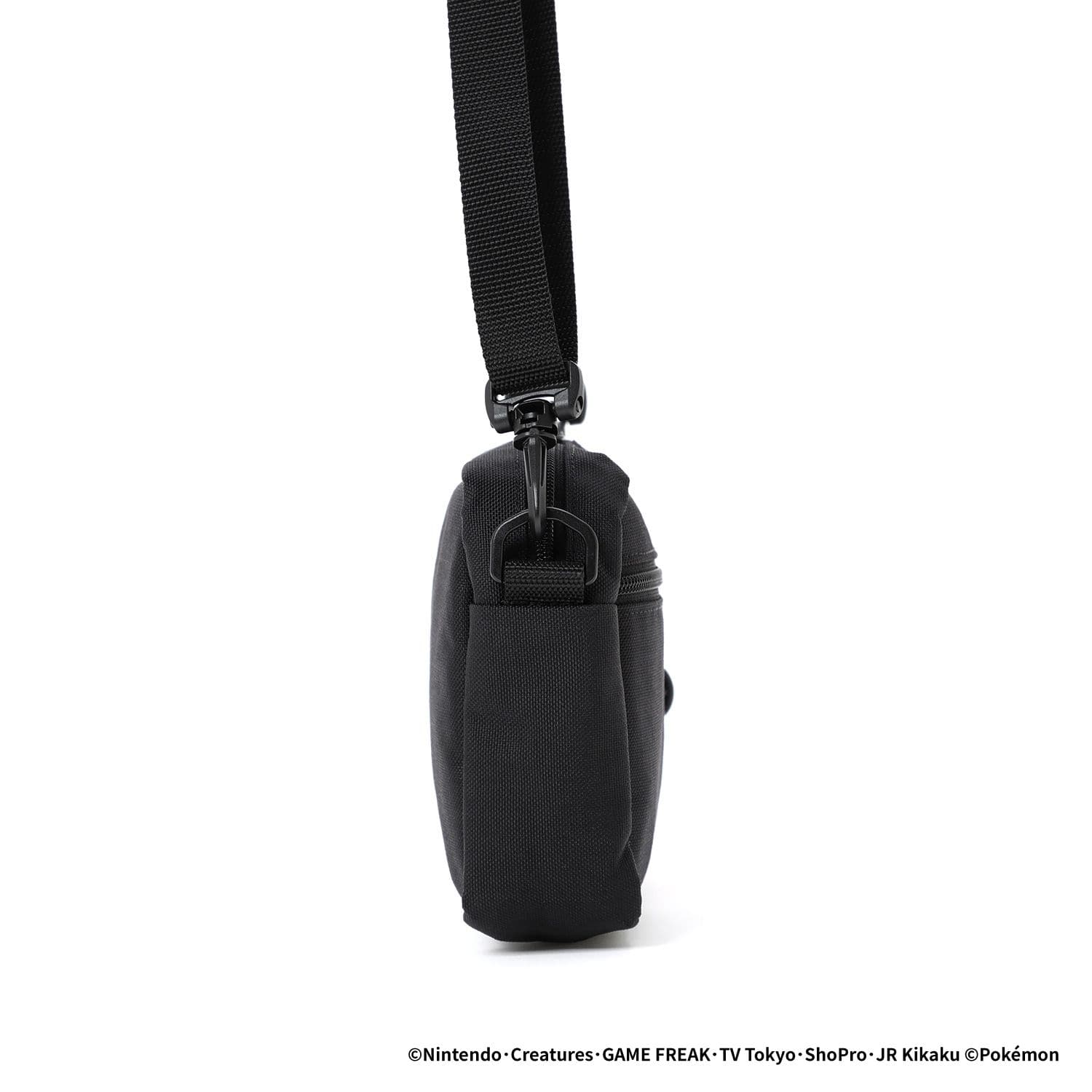 マンハッタンポーテージ MANHATTAN POTAGE 【POKEMON】コラボレーションモデル Jogger Bag Ver.2 Pokemon Paides 国内正規品 ショルダーバック MP1404L2PALDEA BLACK  幅　24cm<br/> 高さ	15cm<br/> マチ	6cm<br/> 重量　約180ｇ<br/><br/>