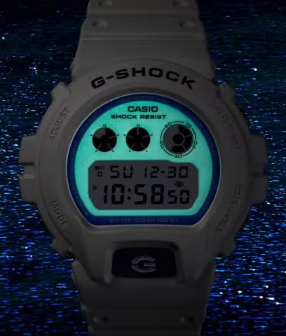 幻想的な光を放つ夜光虫を イメージしたブルー蓄光フェイス