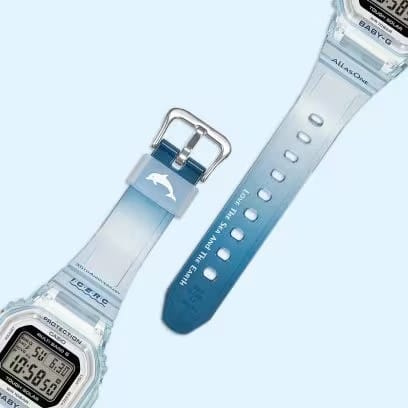 ベゼルとバンドにグラデーションカラーの半透明樹脂を使用