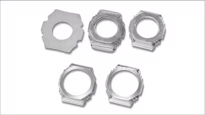 強さと美しさを追求した メタルベゼル採用の耐衝撃構造