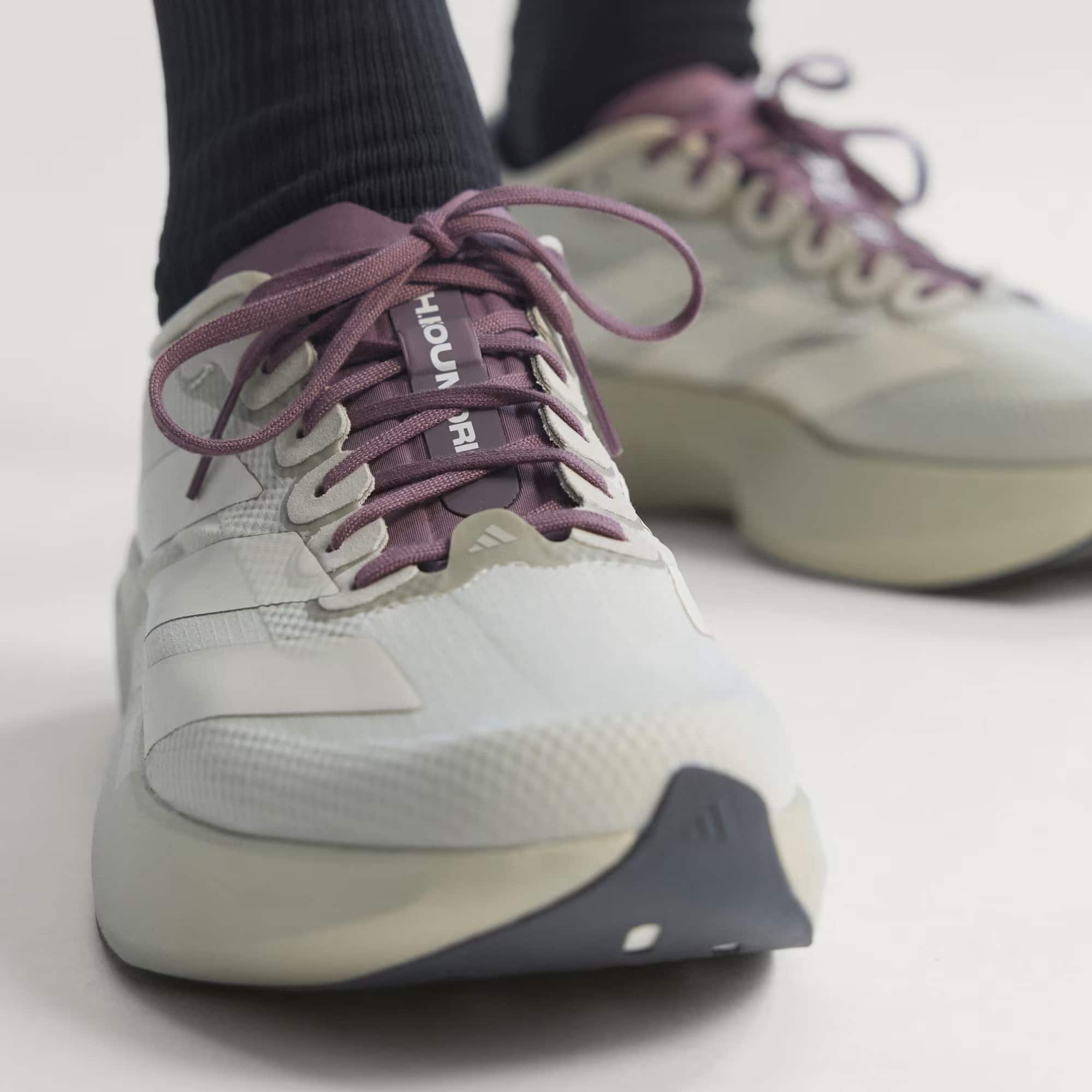 【話題のアイテム】 ADIDAS ADIZERO EVO SL WOVEN アディダス エルマノス コウモリ アディゼロ EVO SL ウーブン/H.KOUMORI 26.0cm～28.0cm JS2441 スニーカー メンズ 4068805292170 【送料無料 北海道/沖縄/離島を除く】 Putty Grey / Alumina / Shadow Fig 26.0cm