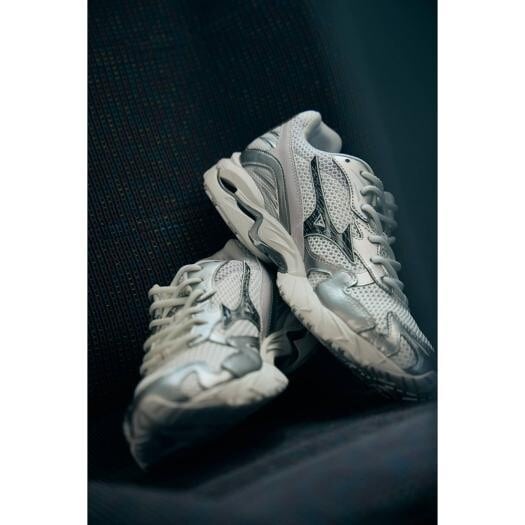 ミズノ MIZUNO WAVE RIDER 10 05：ホワイト×チャコール×ブラック 23.0cm～25.0㎝   D1GA261D05 4582767791194 レディース スニーカー スポーツスタイル  【送料無料 北海道/沖縄/離島を除く】 05：ホワイト×チャコール×ブラック 23.0cm
