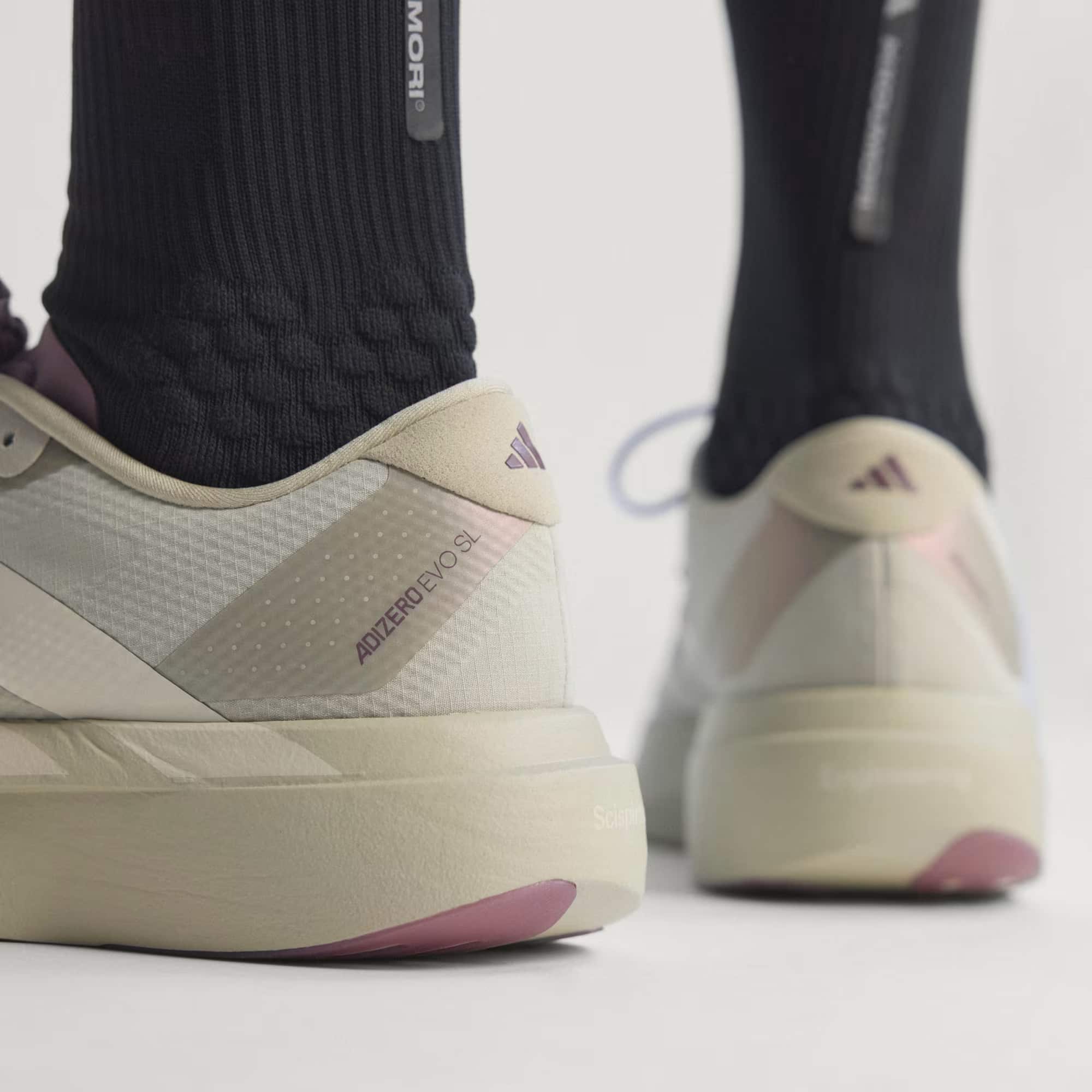 【話題のアイテム】 ADIDAS ADIZERO EVO SL WOVEN アディダス エルマノス コウモリ アディゼロ EVO SL ウーブン/H.KOUMORI 26.0cm～28.0cm JS2441 スニーカー メンズ 4068805292170 【送料無料 北海道/沖縄/離島を除く】 Putty Grey / Alumina / Shadow Fig 26.0cm