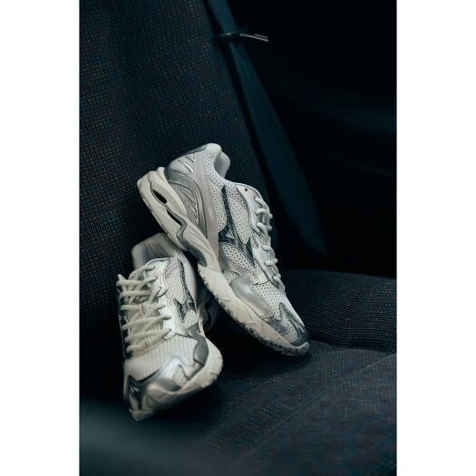 ミズノ MIZUNO WAVE RIDER 10 05：ホワイト×チャコール×ブラック 23.0cm～25.0㎝   D1GA261D05 4582767791194 レディース スニーカー スポーツスタイル  【送料無料 北海道/沖縄/離島を除く】 05：ホワイト×チャコール×ブラック 23.0cm
