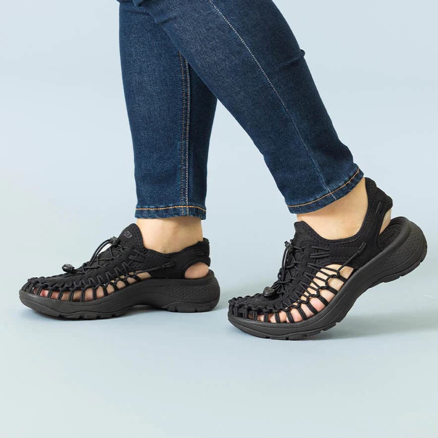 KEEN UNEEK ASTORIA キーン ユニーク アストリア Black/Black 24.0cm 1027292 スニーカー レディース 0195208151187【送料無料 北海道/沖縄/離島を除く】 Black/Black 24.0cm