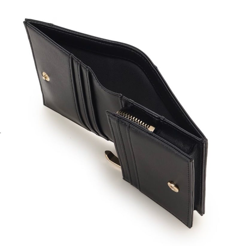 ロゴ金具折財布