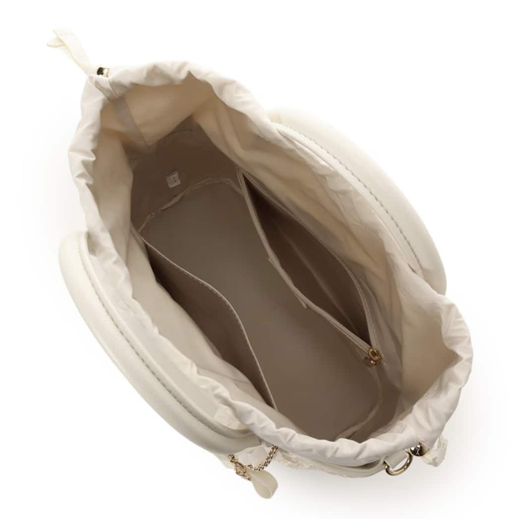 リボンチャーム付き フリルかごバッグ　オフホワイト