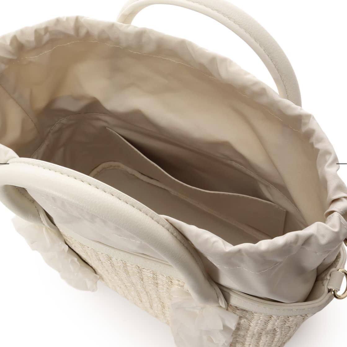 リボンチャーム付き フリルかごバッグ　オフホワイト