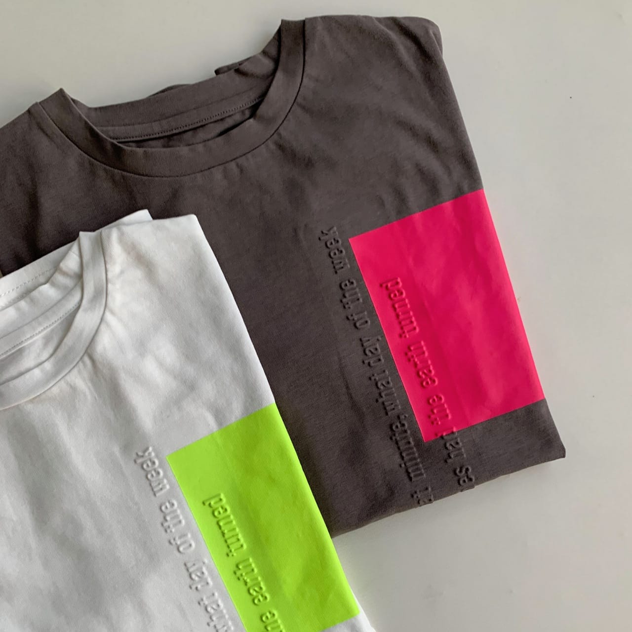 エンボスロゴT チャコールグレー Free