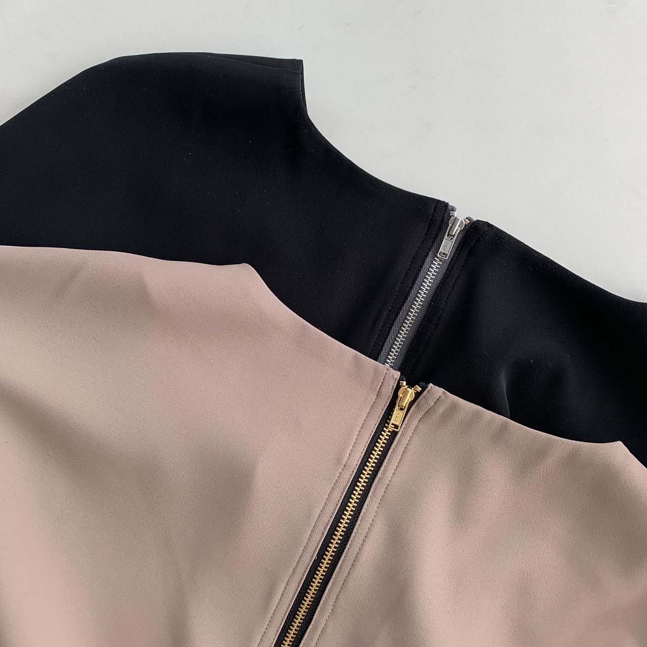 【セットアップ対応アイテム】クルーネック袖スリットブラウス ベージュ Free