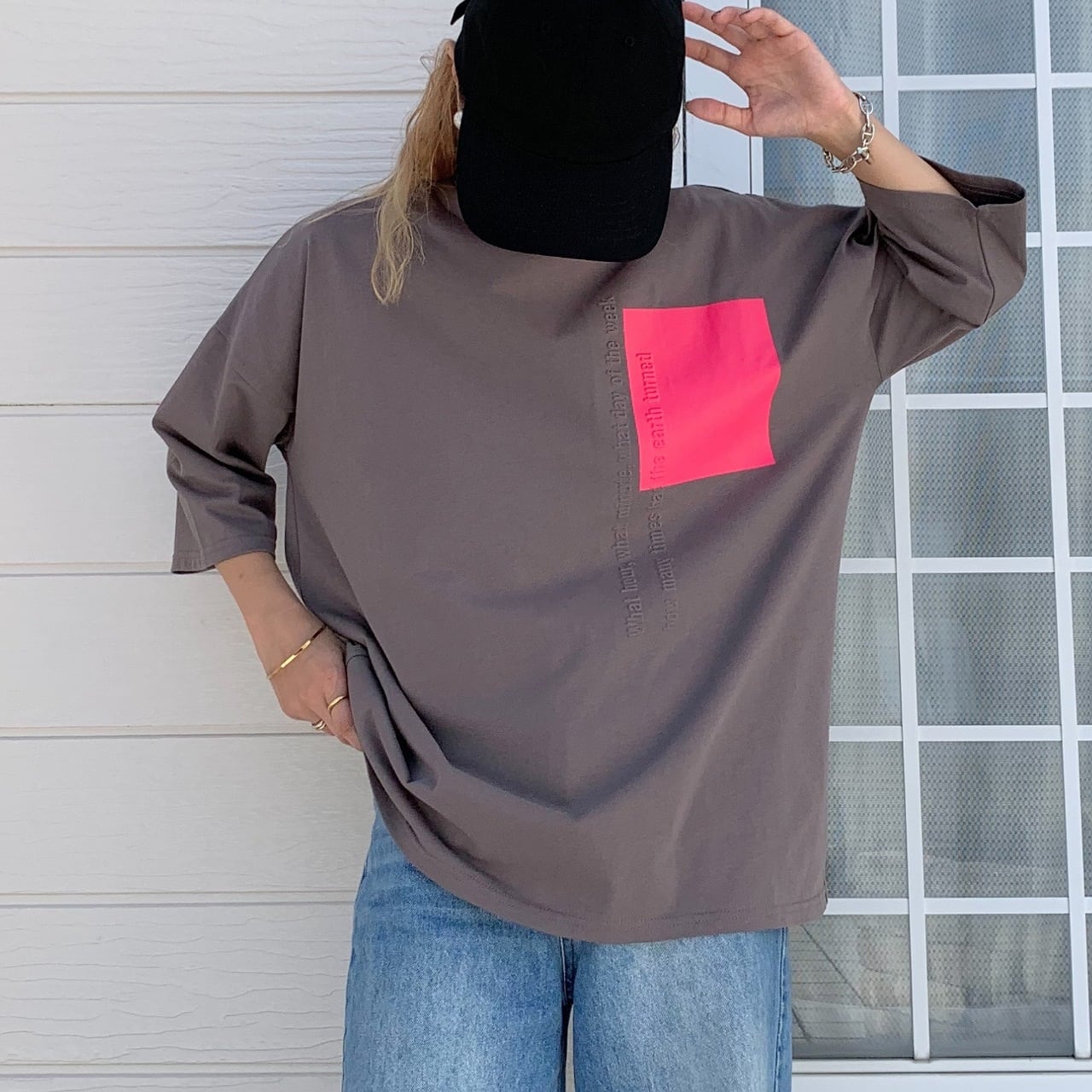 チャコールグレー