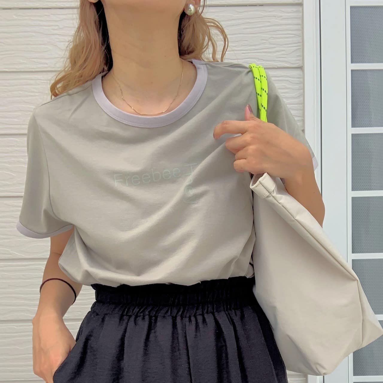 オリーブベージュ