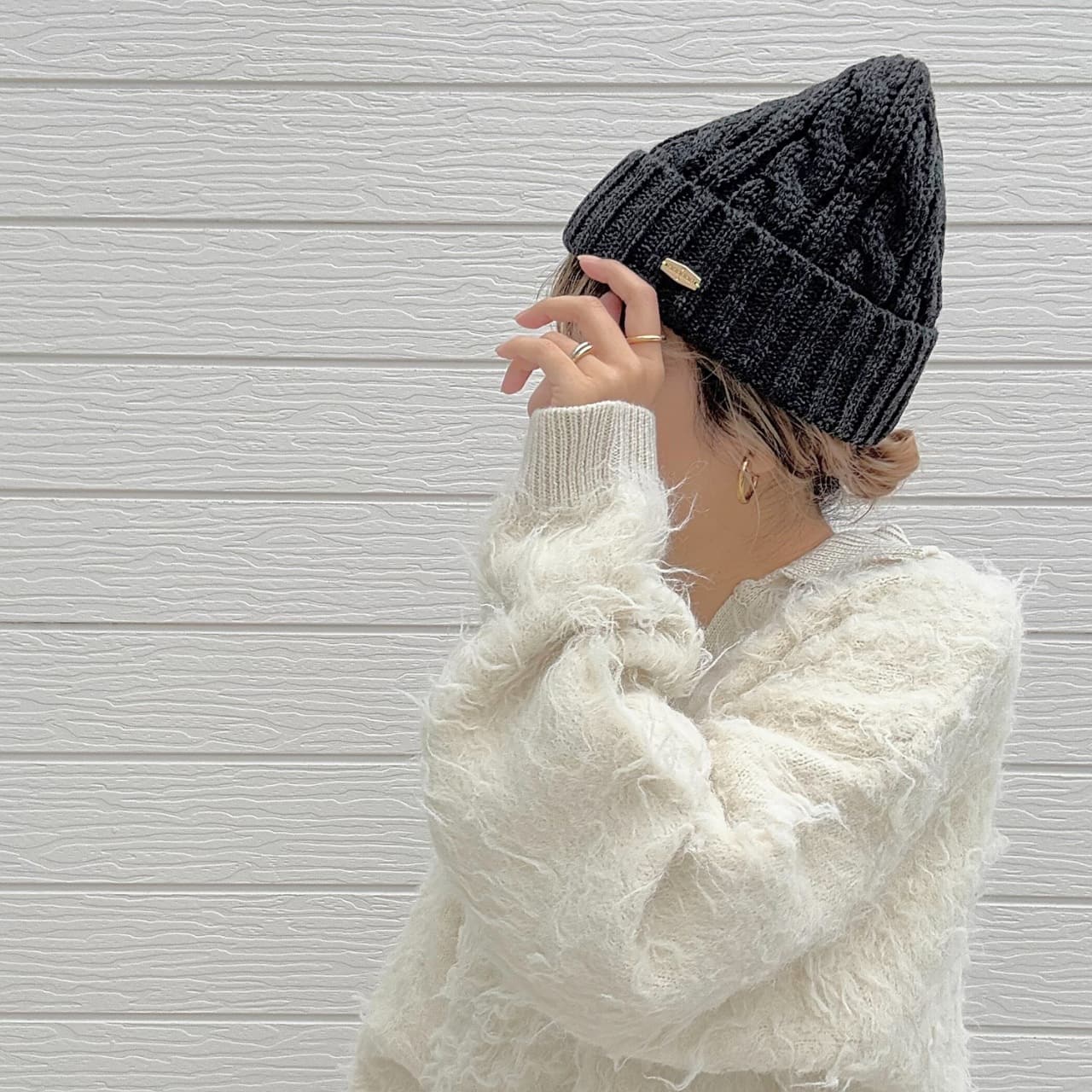 チャコールグレー