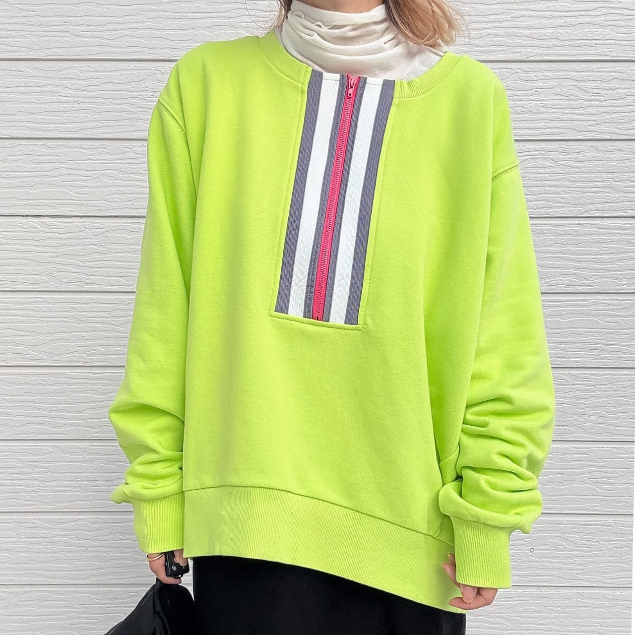 ネオンイエロー