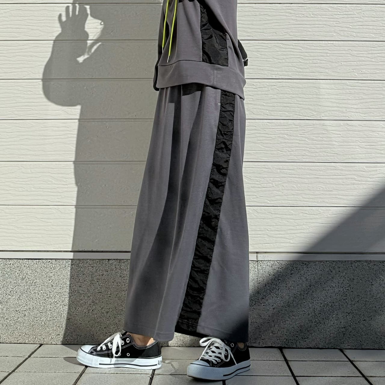 チャコールグレー