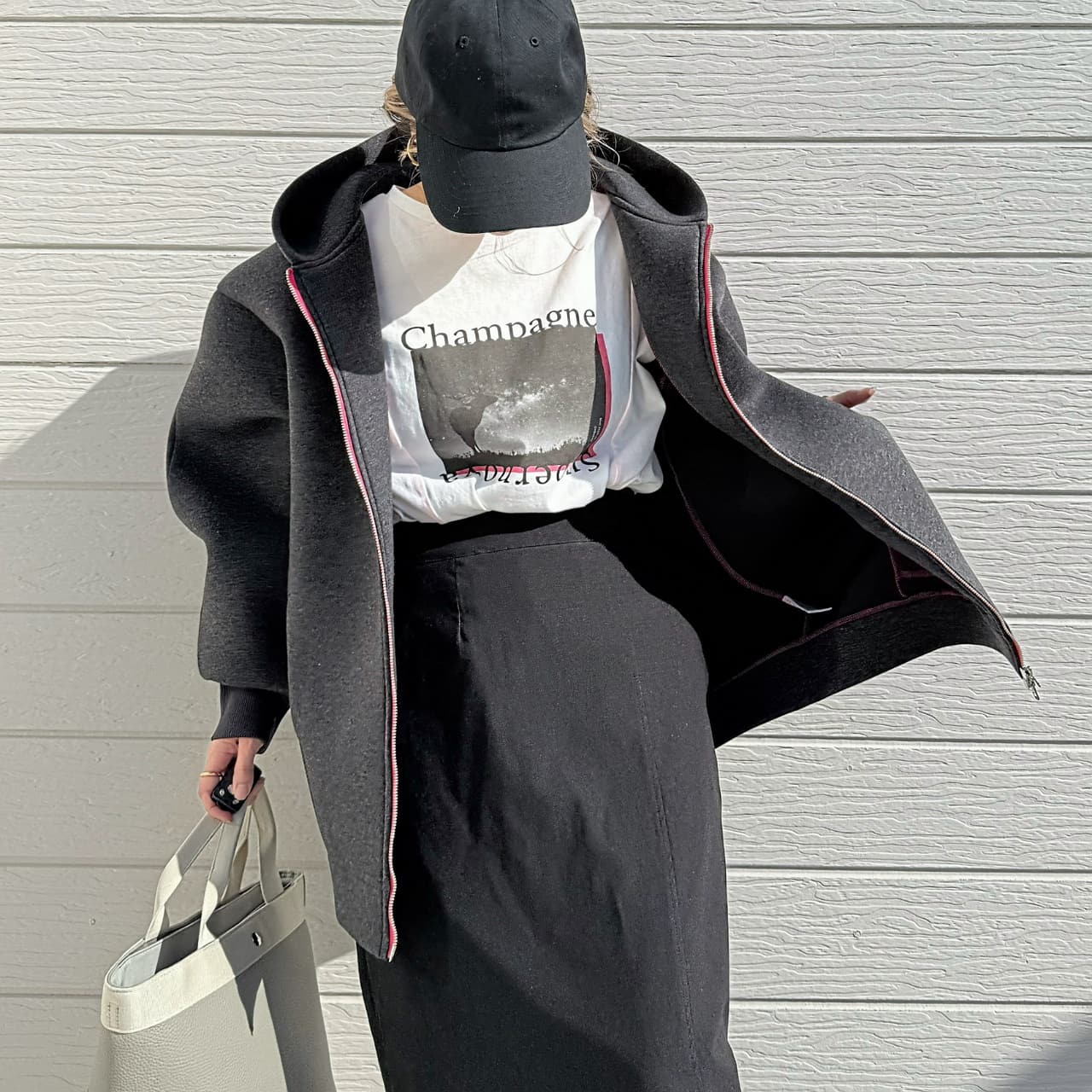 チャコールグレー