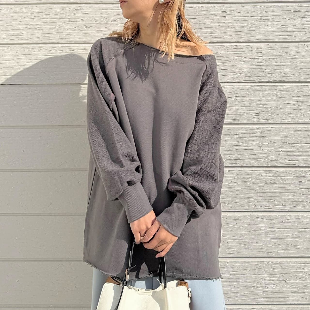 チャコールグレー