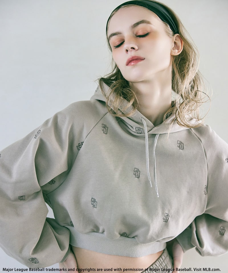 【MLB】総柄刺しゅうロゴフーディセットアップ ブラウン F