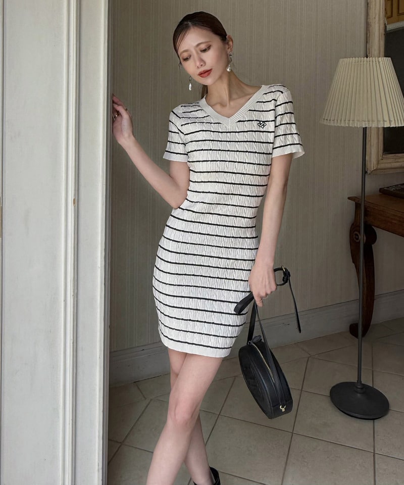 【ONLINE限定カラーあり】ロゴ刺しゅうケーブルニットミニワンピース ボーダー F