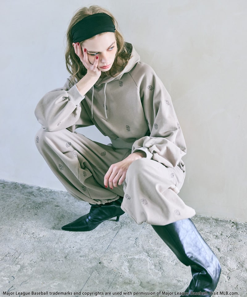 【MLB】総柄刺しゅうロゴフーディセットアップ ブラウン F