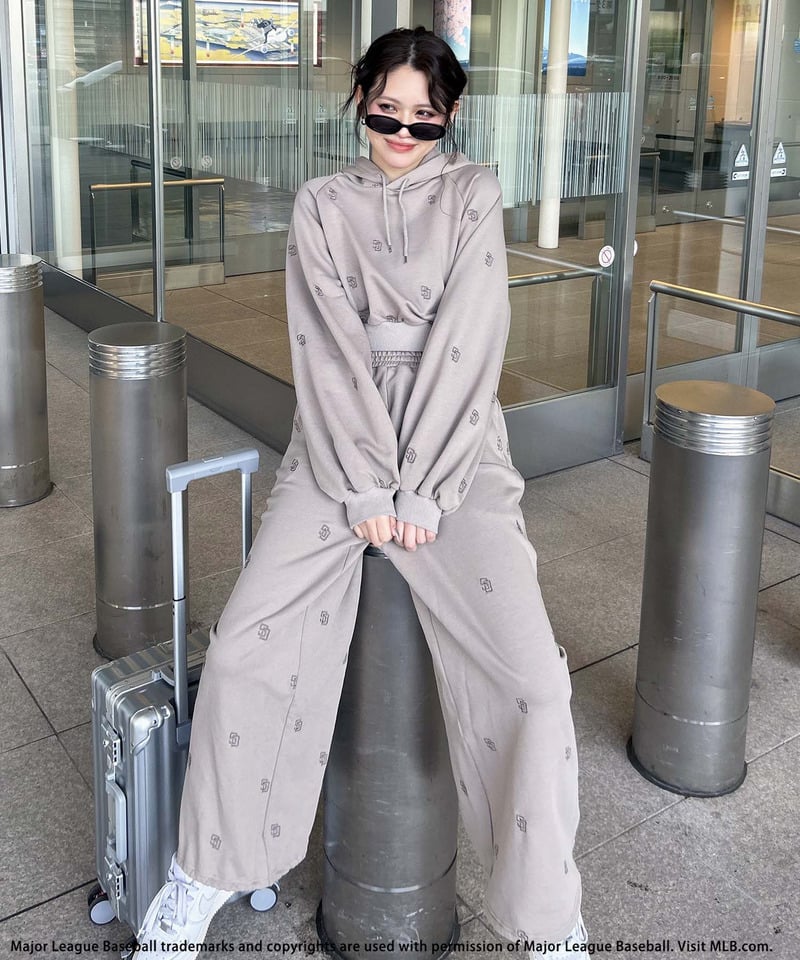 【MLB】総柄刺しゅうロゴフーディセットアップ ブラウン F