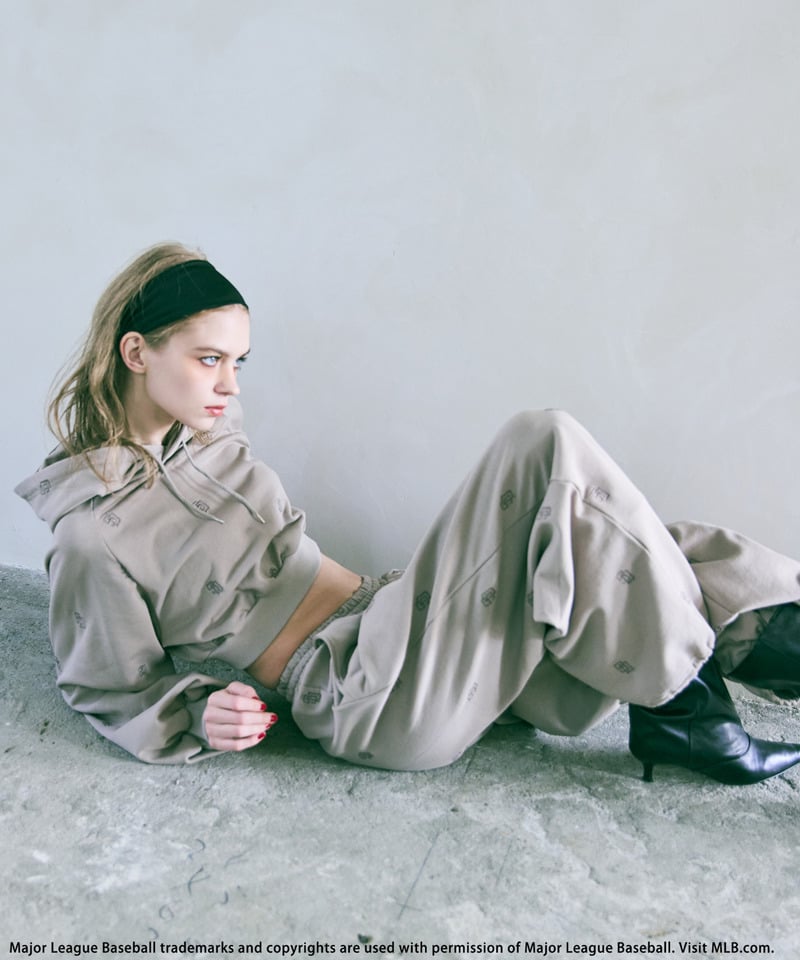 【MLB】総柄刺しゅうロゴフーディセットアップ ブラウン F