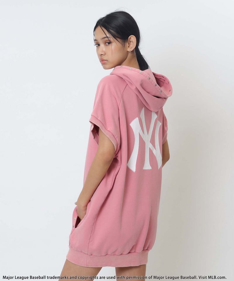 【MLB】スプレーアートロゴBIGパーカー ピンク F