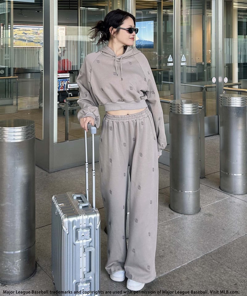 【MLB】総柄刺しゅうロゴフーディセットアップ ブラウン F