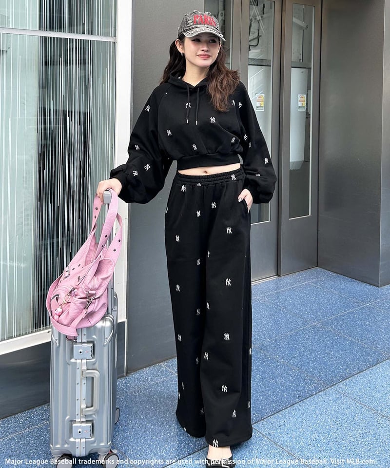 【MLB】総柄刺しゅうロゴフーディセットアップ ブラウン F