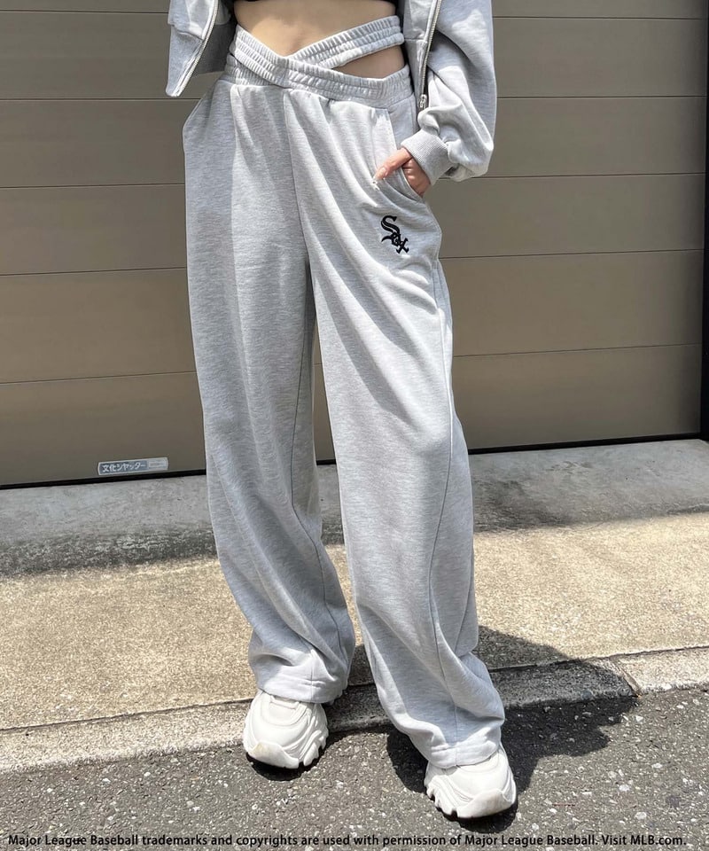 【MLB】刺しゅうロゴウエストカットバレルレッグスウェットパンツ ホワイト F