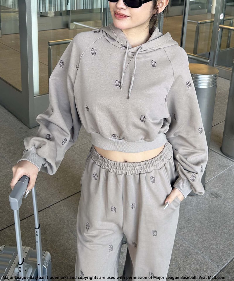 【MLB】総柄刺しゅうロゴフーディセットアップ ブラウン F