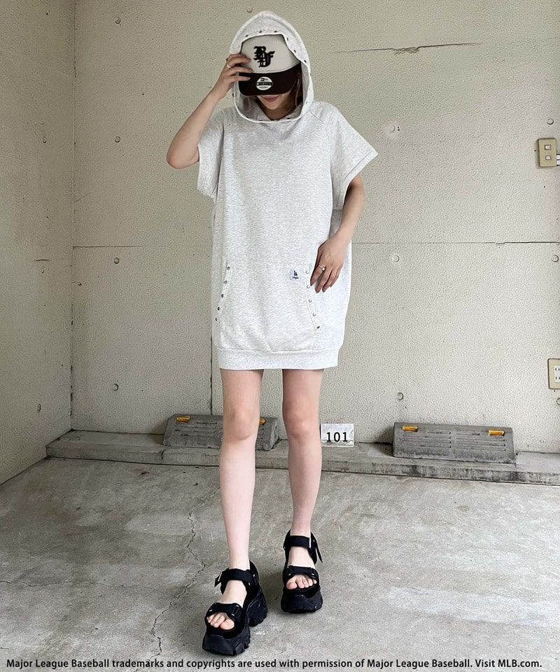 【MLB】スプレーアートロゴBIGパーカー ピンク F