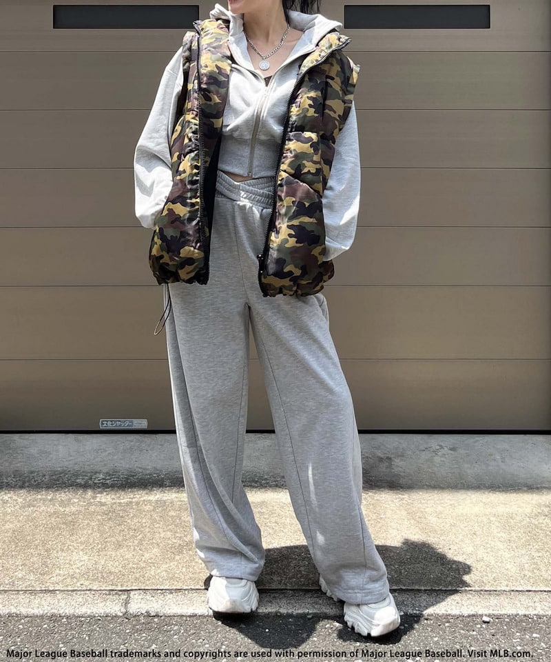 【MLB】刺しゅうロゴウエストカットバレルレッグスウェットパンツ ホワイト F