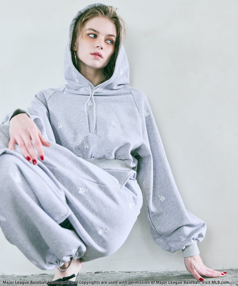 【MLB】総柄刺しゅうロゴフーディセットアップ ブラウン F