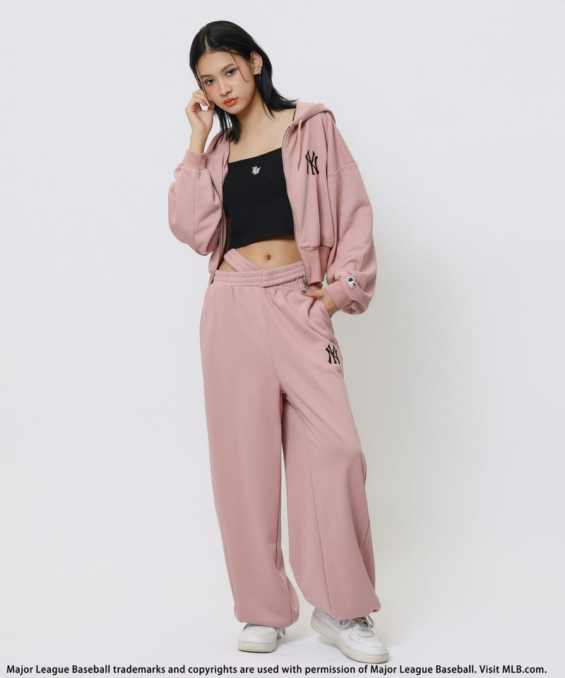 【MLB】刺しゅうロゴウエストカットバレルレッグスウェットパンツ ホワイト F